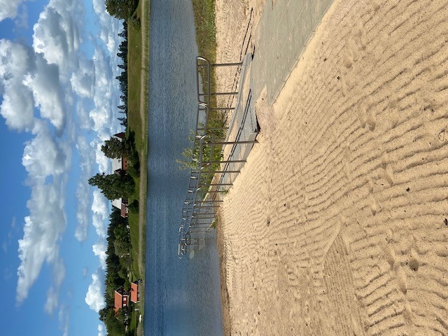 Badramp för personer med rörelsehinder som går från stranden och ner i sjön