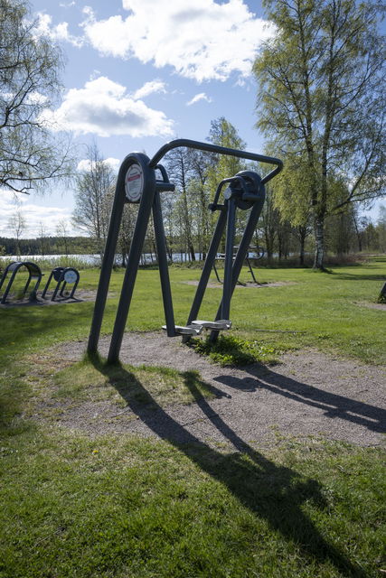 Redskap utegym, gräsmatta, träd