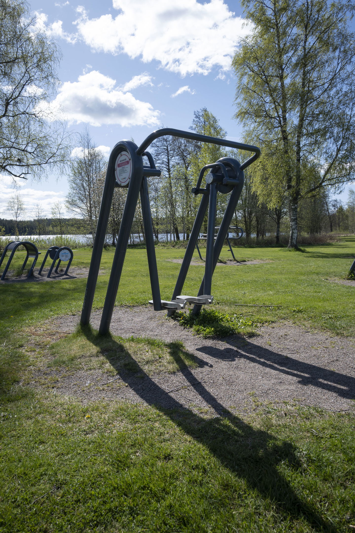 Redskap utegym, gräsmatta, träd