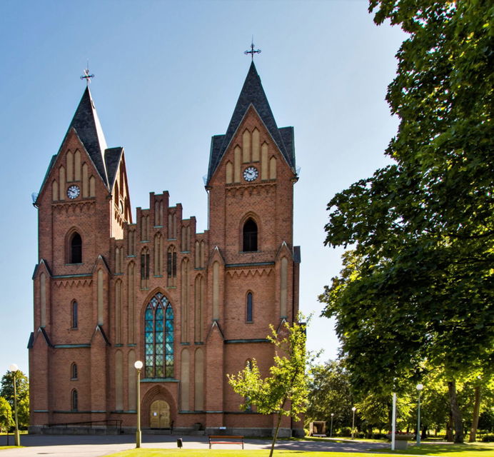 Kristinehamns kyrka i solen