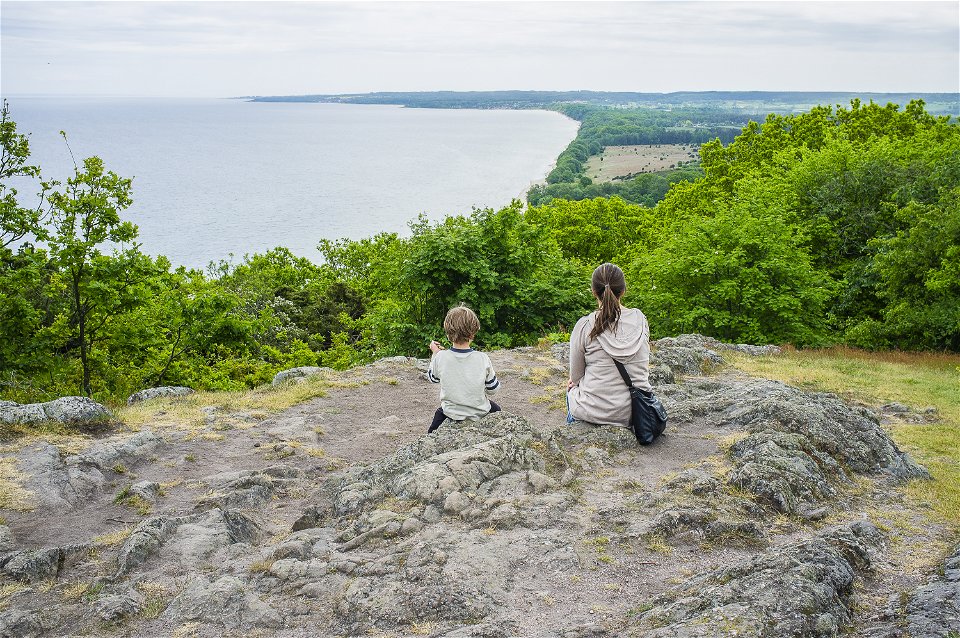 Två personer överblickar utsikten från berget Stenshuvud