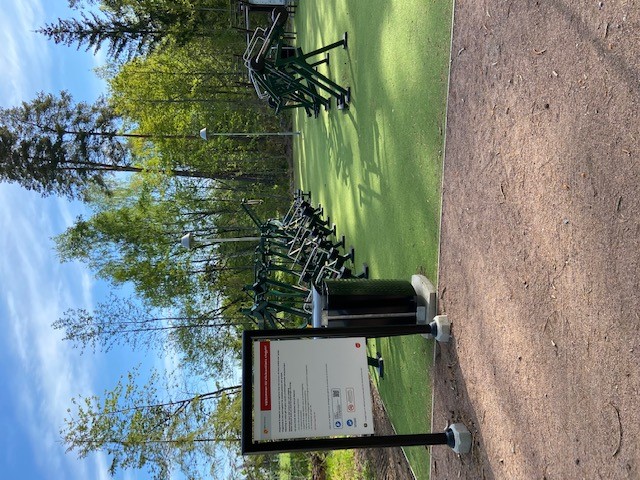 Informationsskylt vid entré till utegym