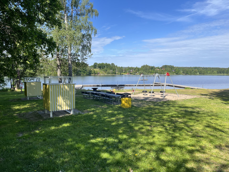 Vy över omklädningshytter och strand