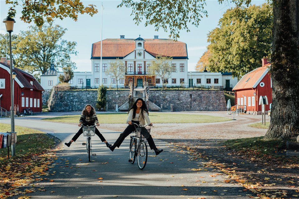 Cyklister framför Fredriksbergs Herrgård
