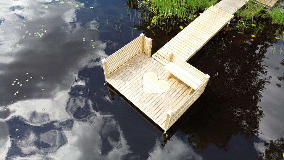 Brygga i en sjö, med ett hjärta på
