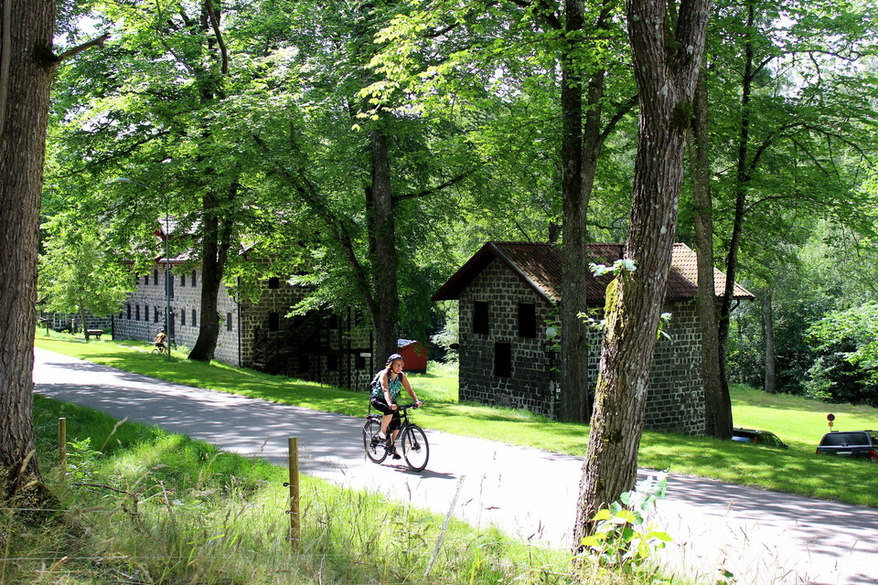 Cyklist på vägen vid Kungskvarnen i Borgvik