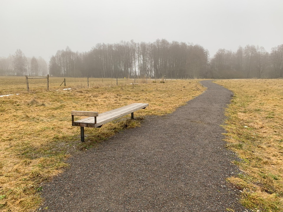 Längs den tillgänglighetsanpassade leden i Sandemar finns flera vilbänkar.