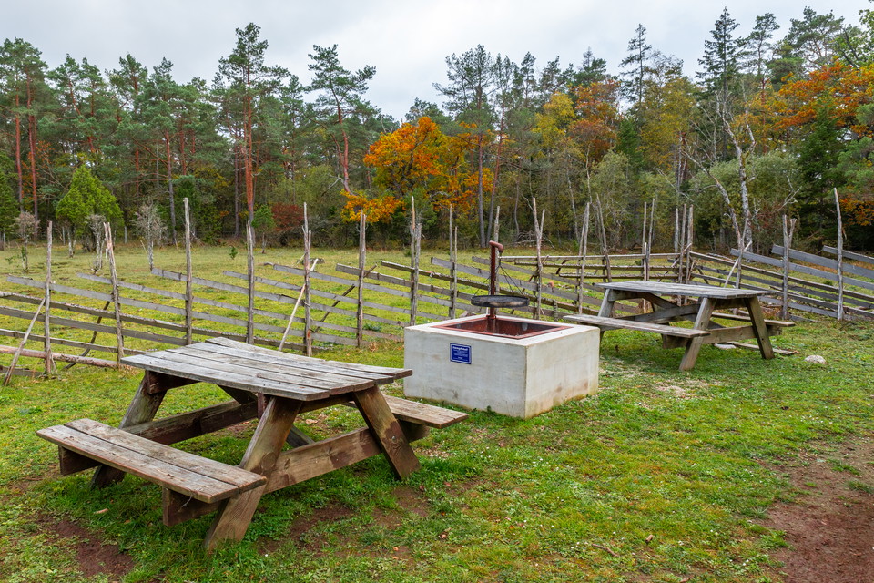 Vid byggnaderna i Fjälängar naturreservat finns grill och bänkbord.