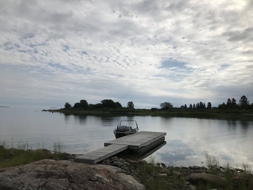 Båt vid brygga i havet vid ön Orarna