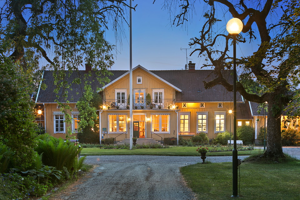 Kör längs Riksettan med bil eller MC