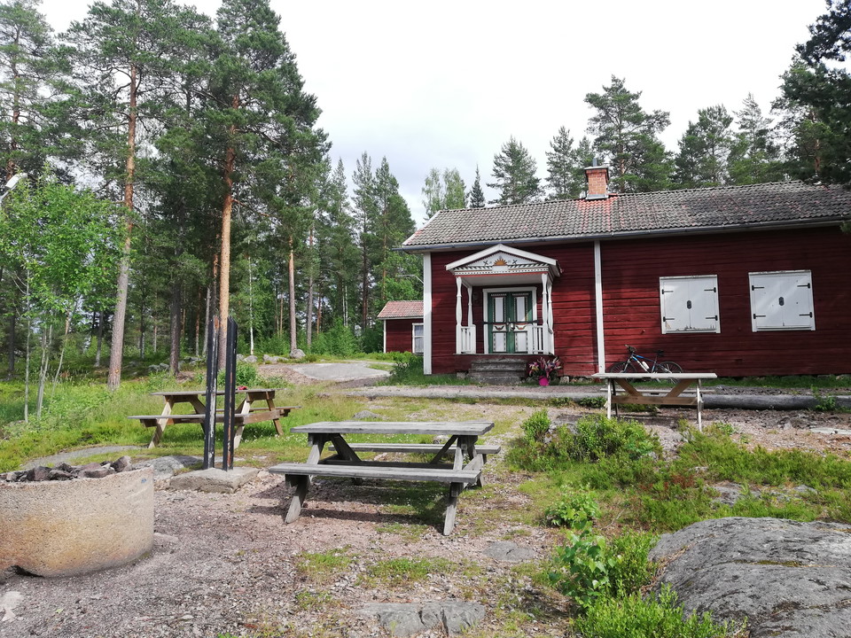 Toppstuga med grillplats