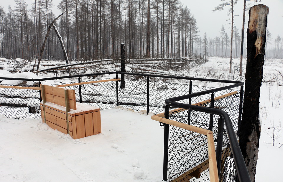 Bänk och liten avsats på ramp.