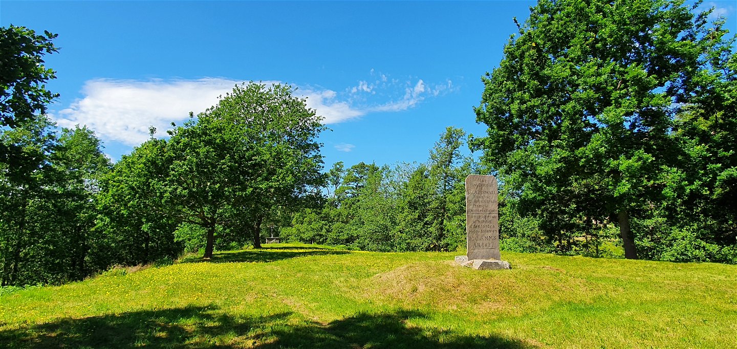 Gladisvall, historisk kyrkoplats med minnessten.