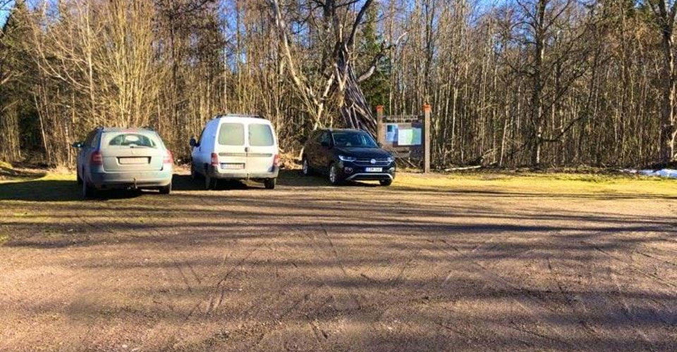Parkering vid startplats Hagstugan, Tjällmo. 
Rundslinga i Tjällmoskogarna. 
Motala. 