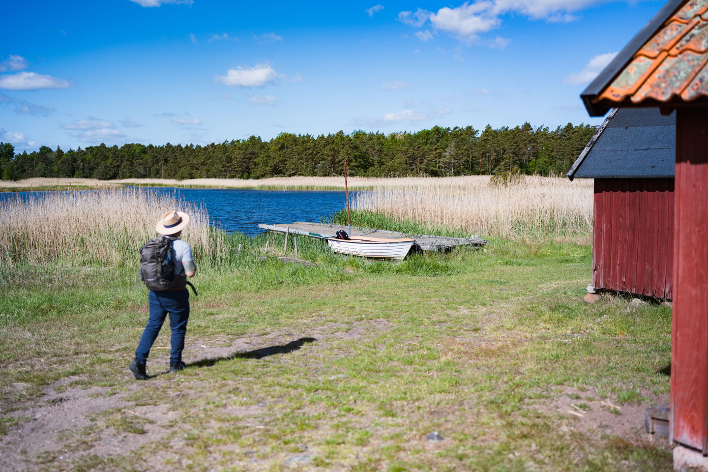 Vandrare går längs vattnet 