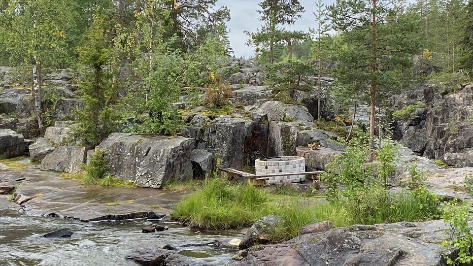 En eldstad med bänkar