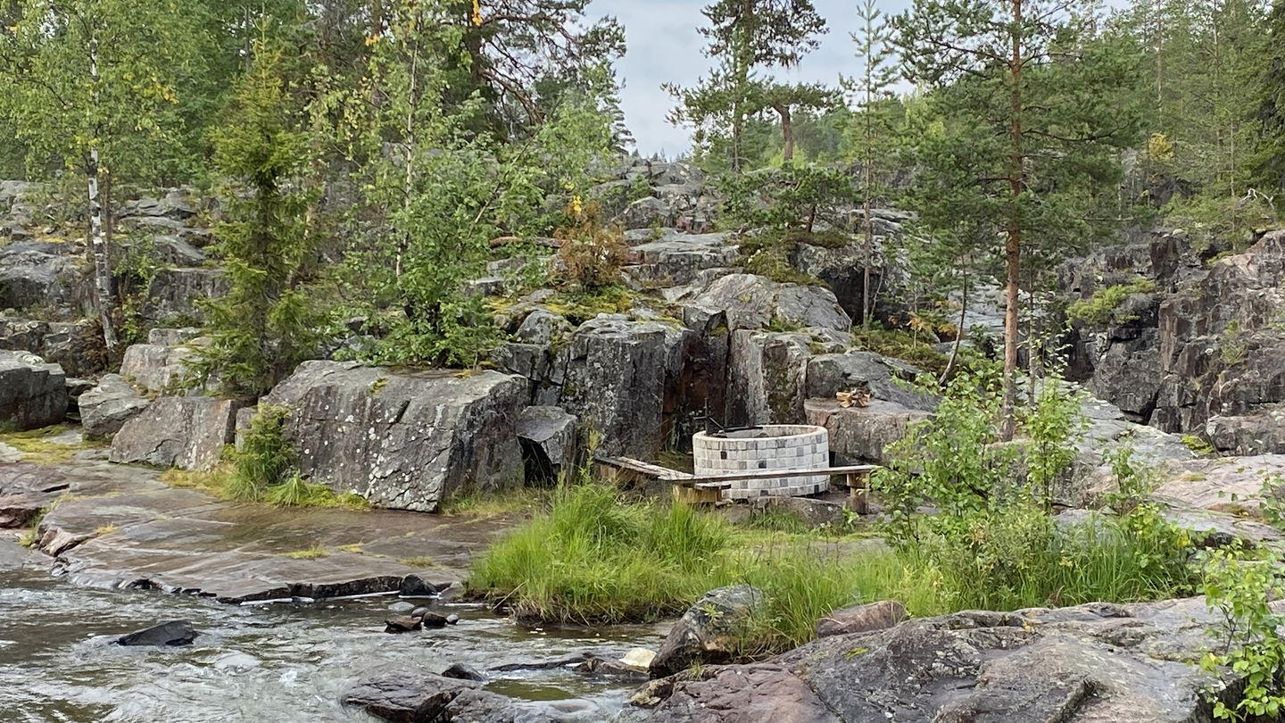 En eldstad med bänkar