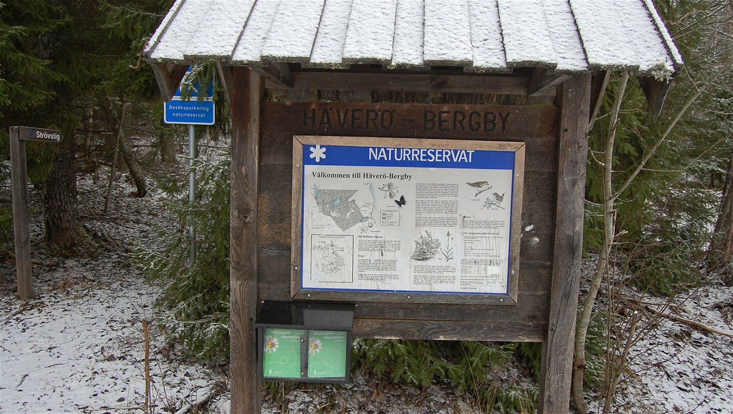 Informationsskylt vid Häverö-Bergbys södra entré.