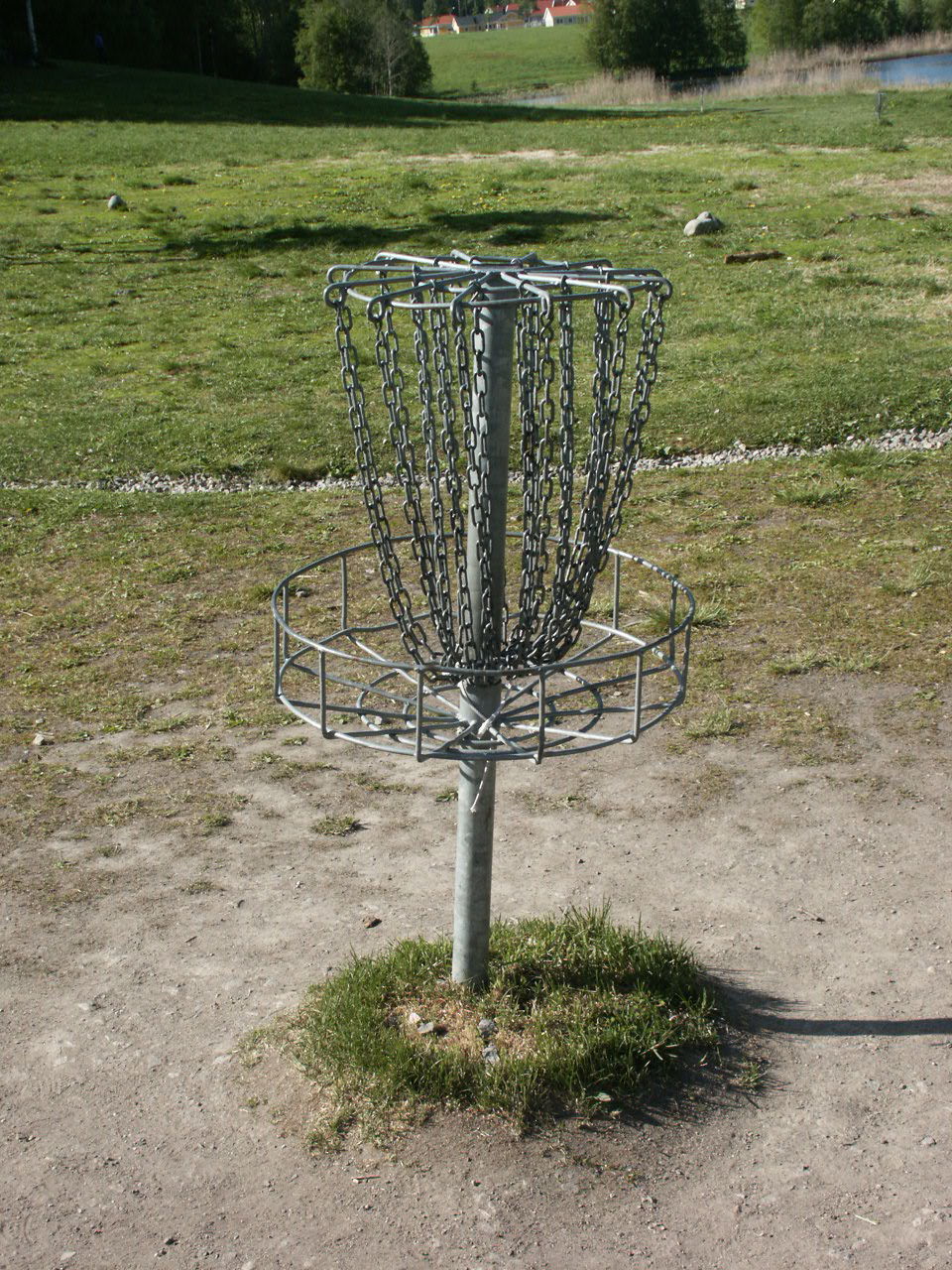 En av korgarna på frisbeegolfbanan