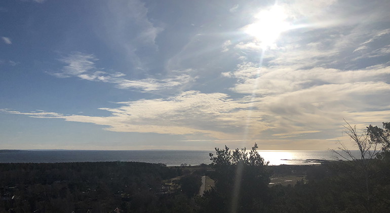 Sol som skiner mot havet