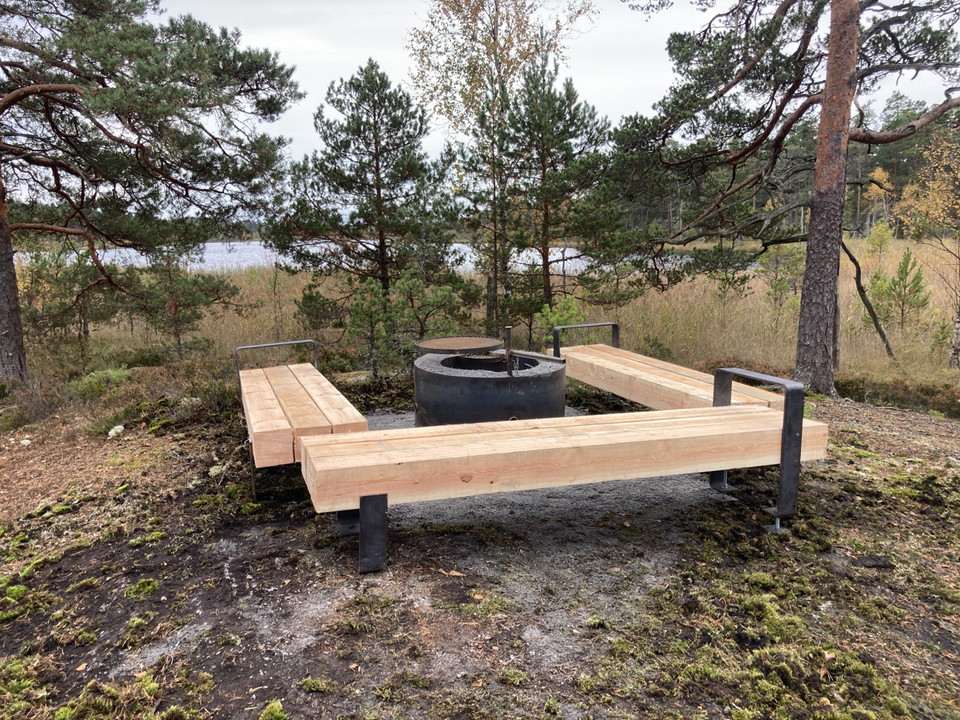 Rastplats strax norr om sjön