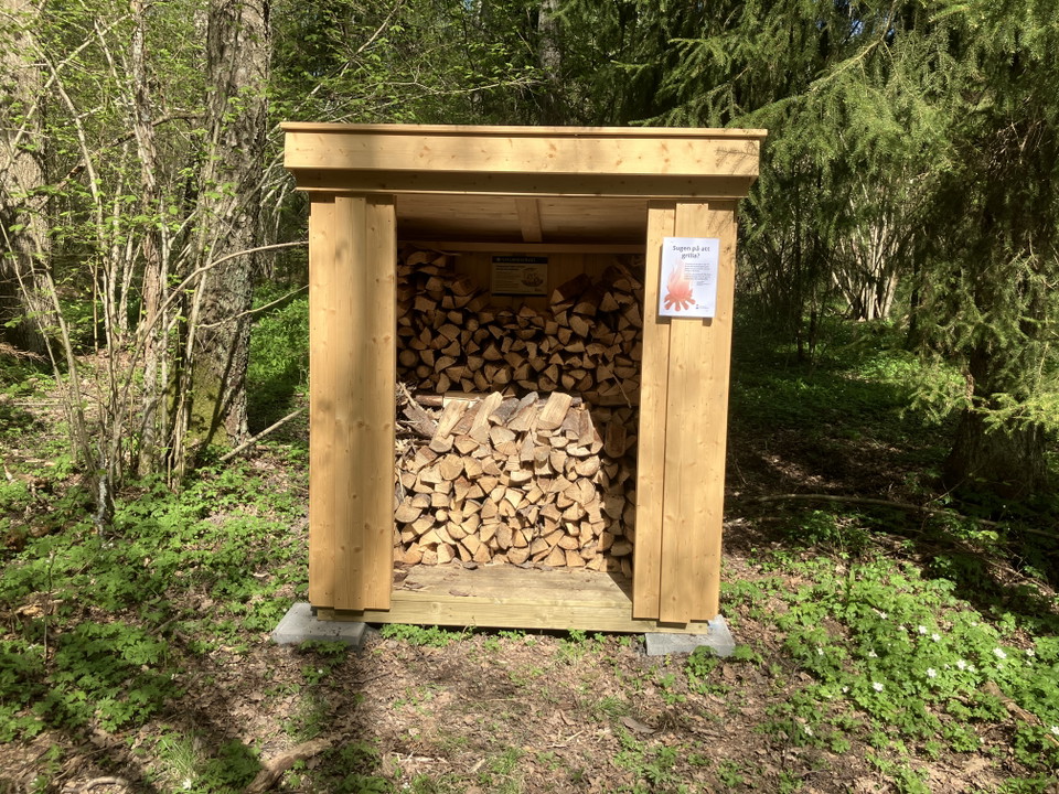 Vedförråd med ved.