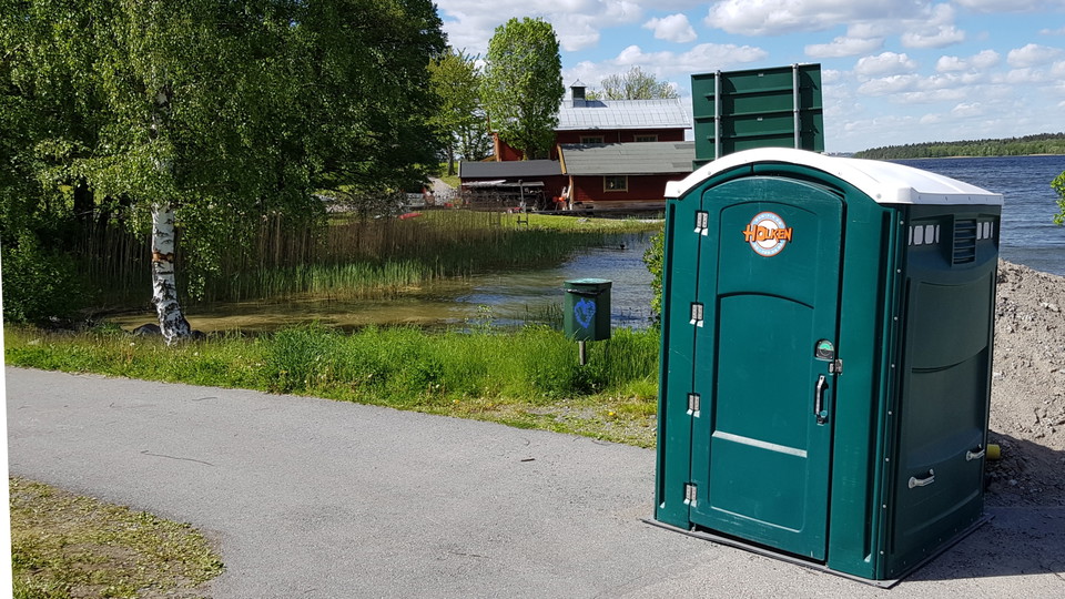 Utomhustoalett vid Askrike. Foto Lidingö stad