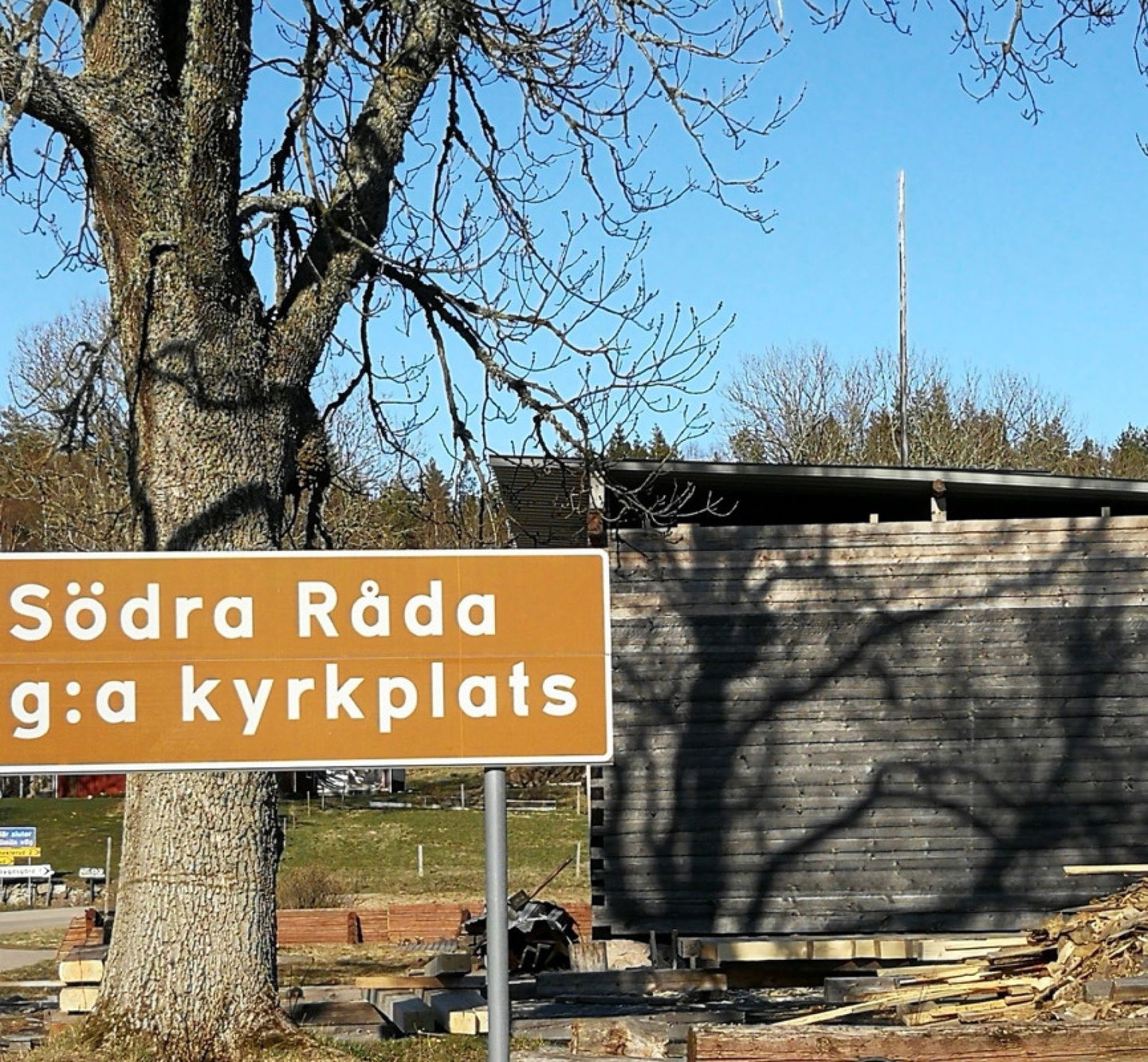 Skylt som indikerar Södra Råda gamla kyrka i Kristinehamns kommun