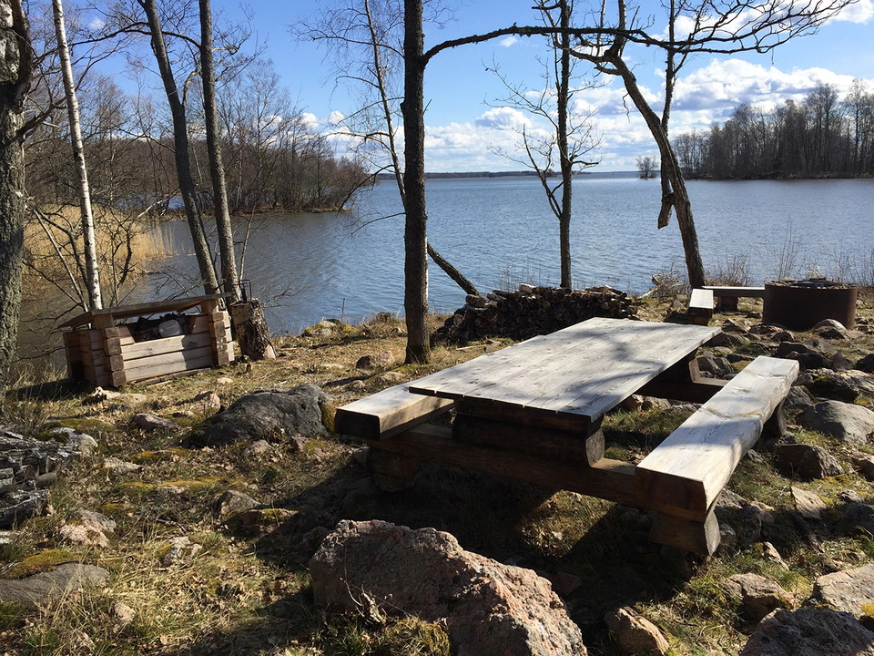Träbord, träbänkar, ved och huggkubb.