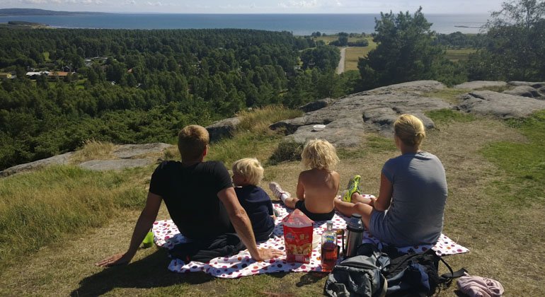 Familj har picknick på en klippa