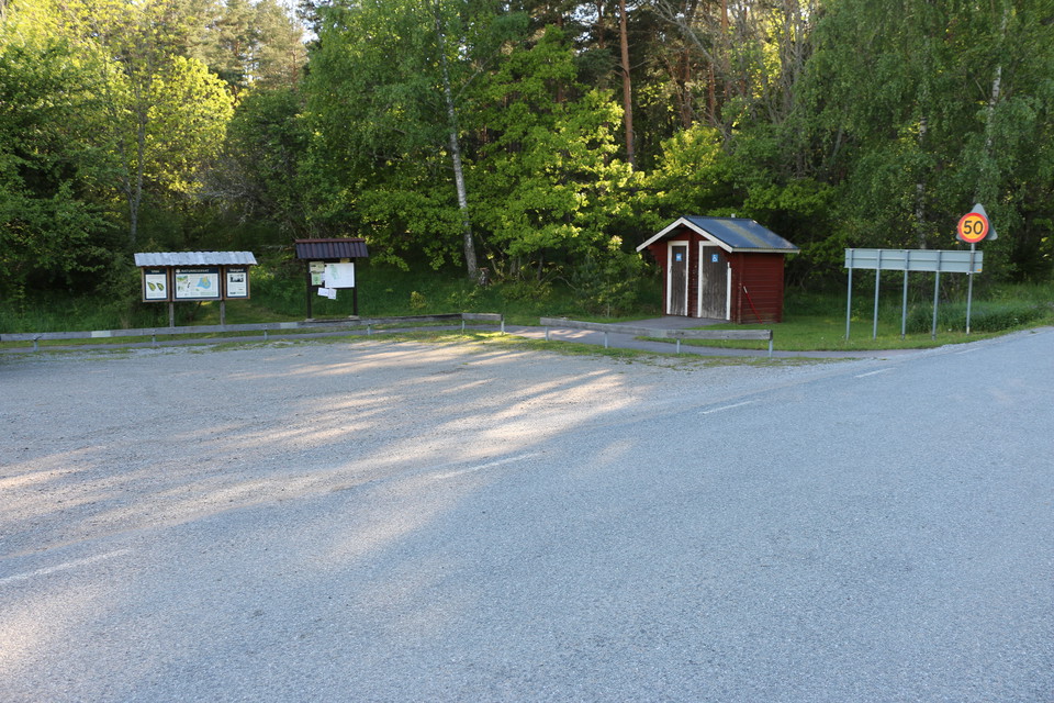Intill parkeringen finns två toaletter. Den ena är handikappanpassad.