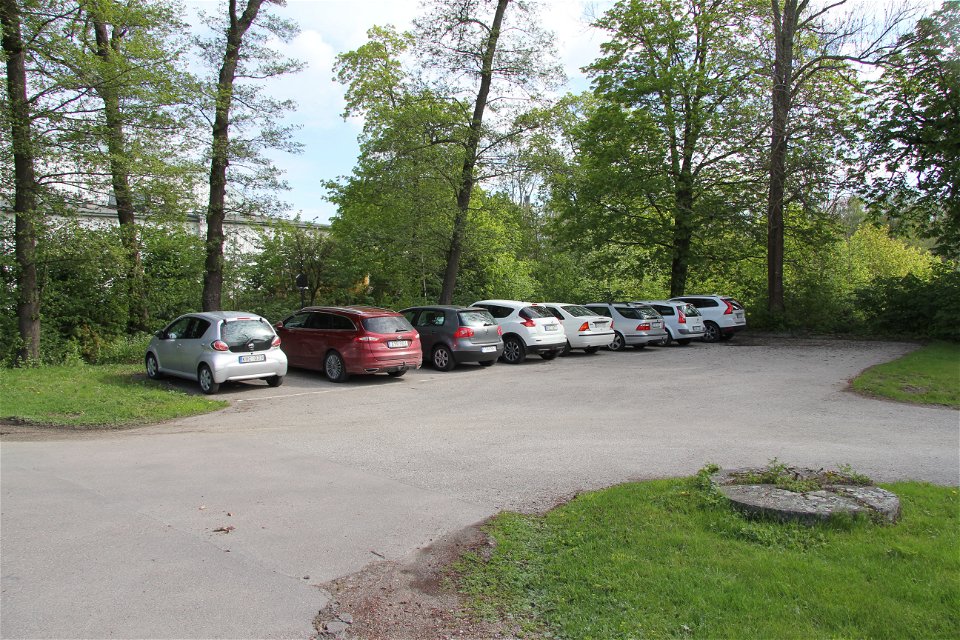 Parkeringsplats med parkerade bilar.