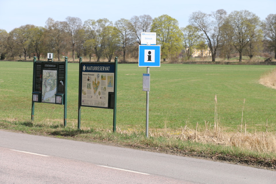 Informationstavlor över naturreservatet. Intill finns en busshållplats.