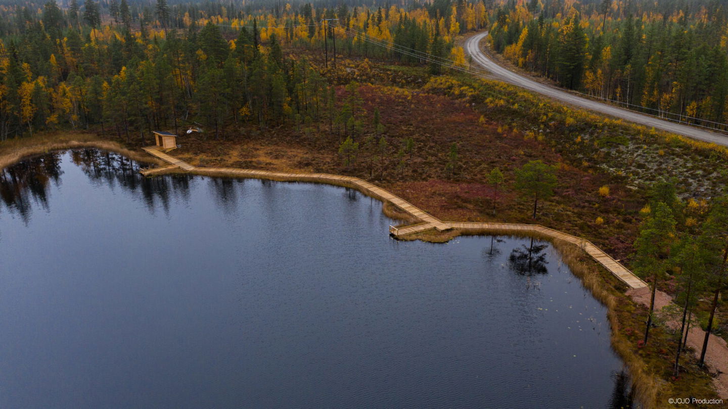 Översiktsvy med anpassad träramp längs sjöns strand