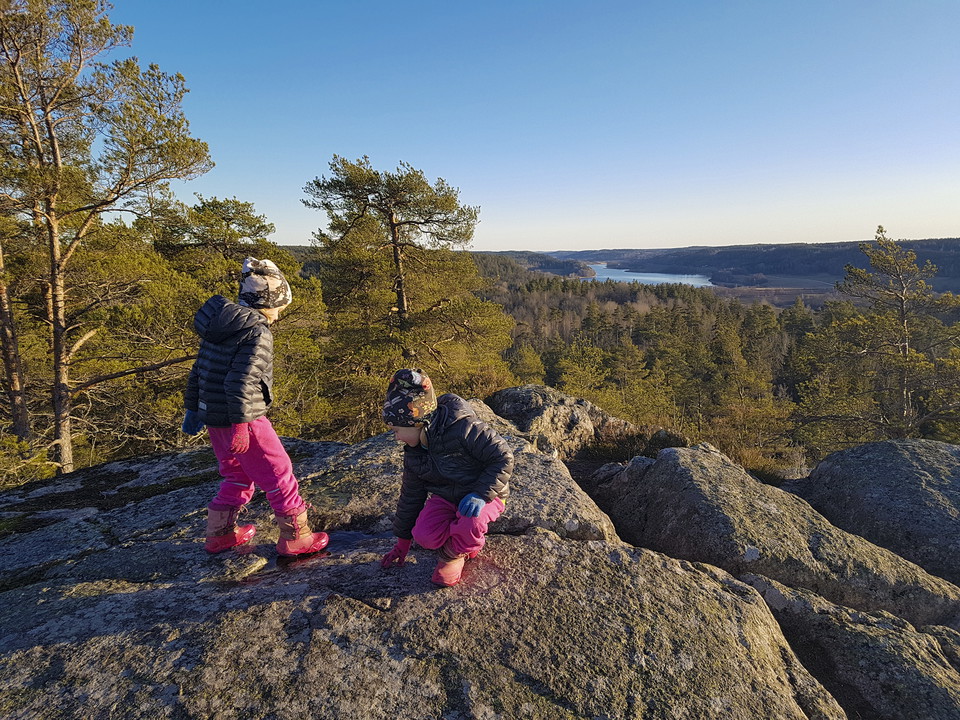 Två barn leker på ett berg