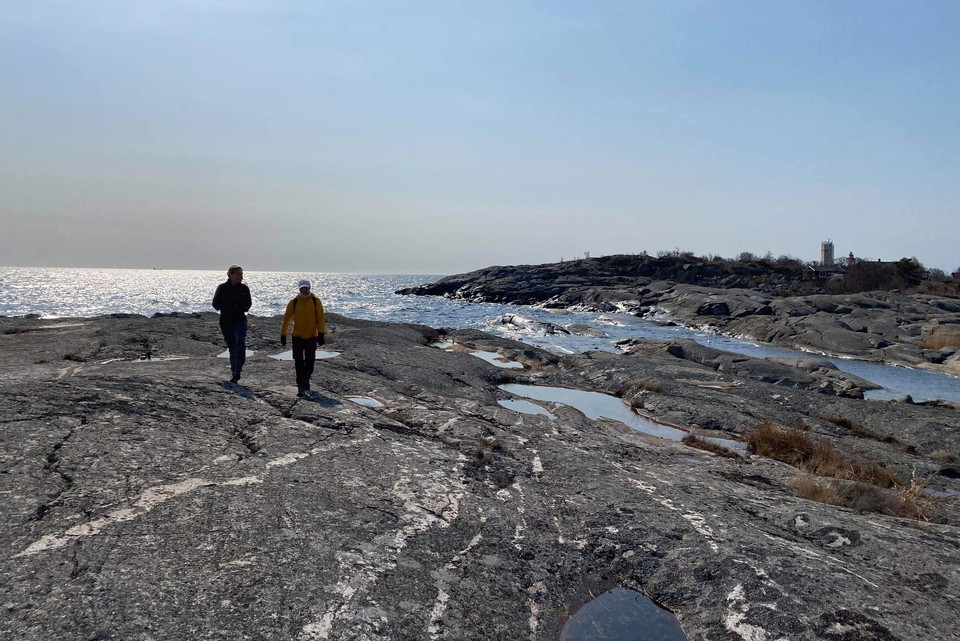 Gör en avstickare ut till klipporna och havet. 