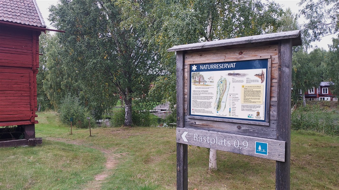 Vandringsleden startar nära parkeringen vid Järvsö kyrka