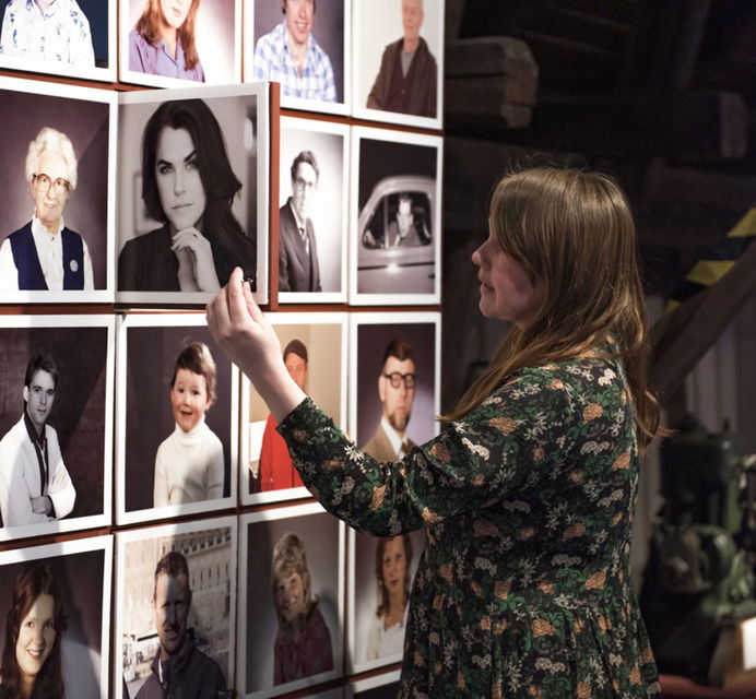 Mia Skäringer som tittar in i sitt dedikerade skåp på Kristinehamns Historiska.