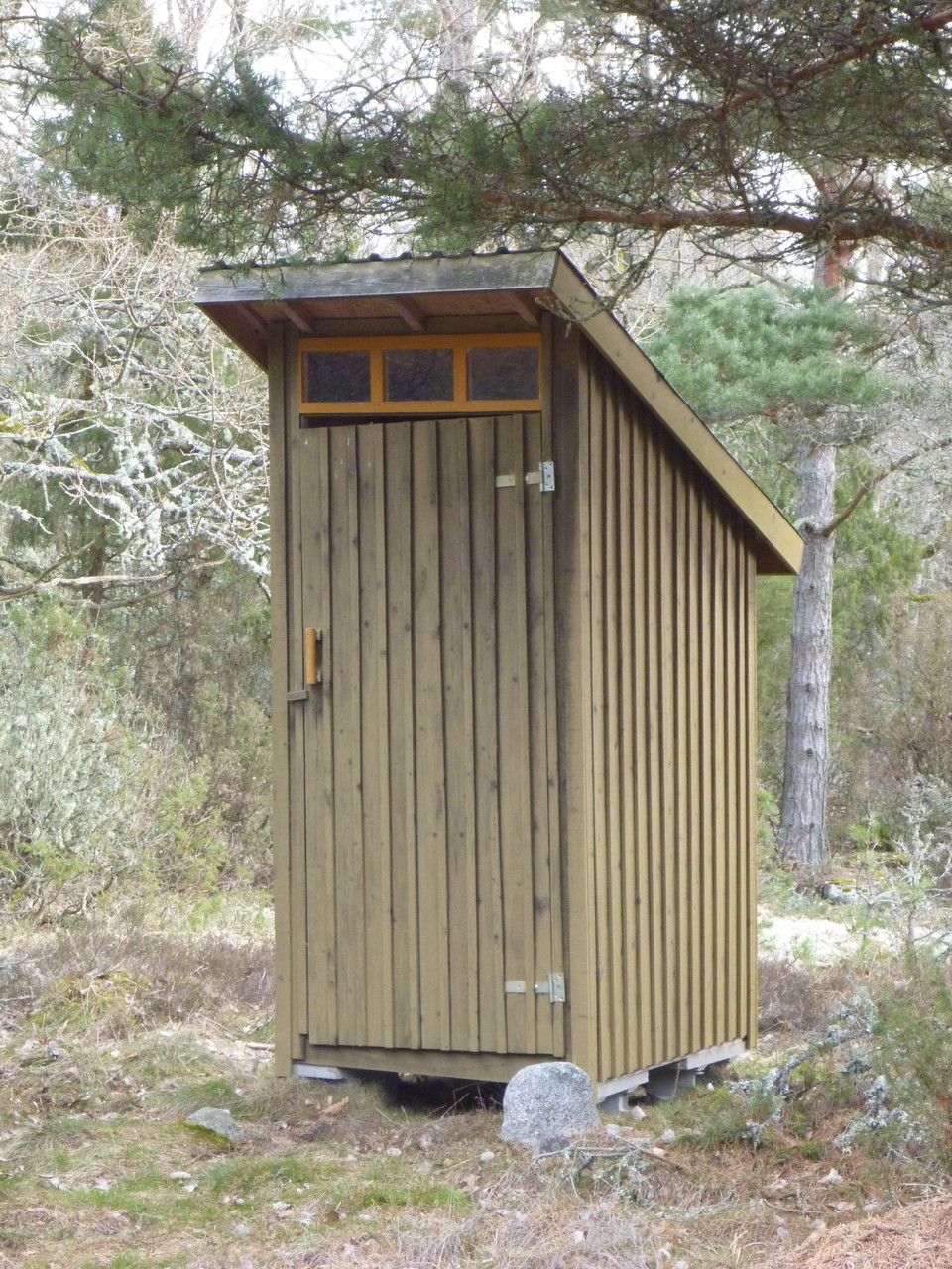 Ett enkelt torrdass finns vid parkeringen.
