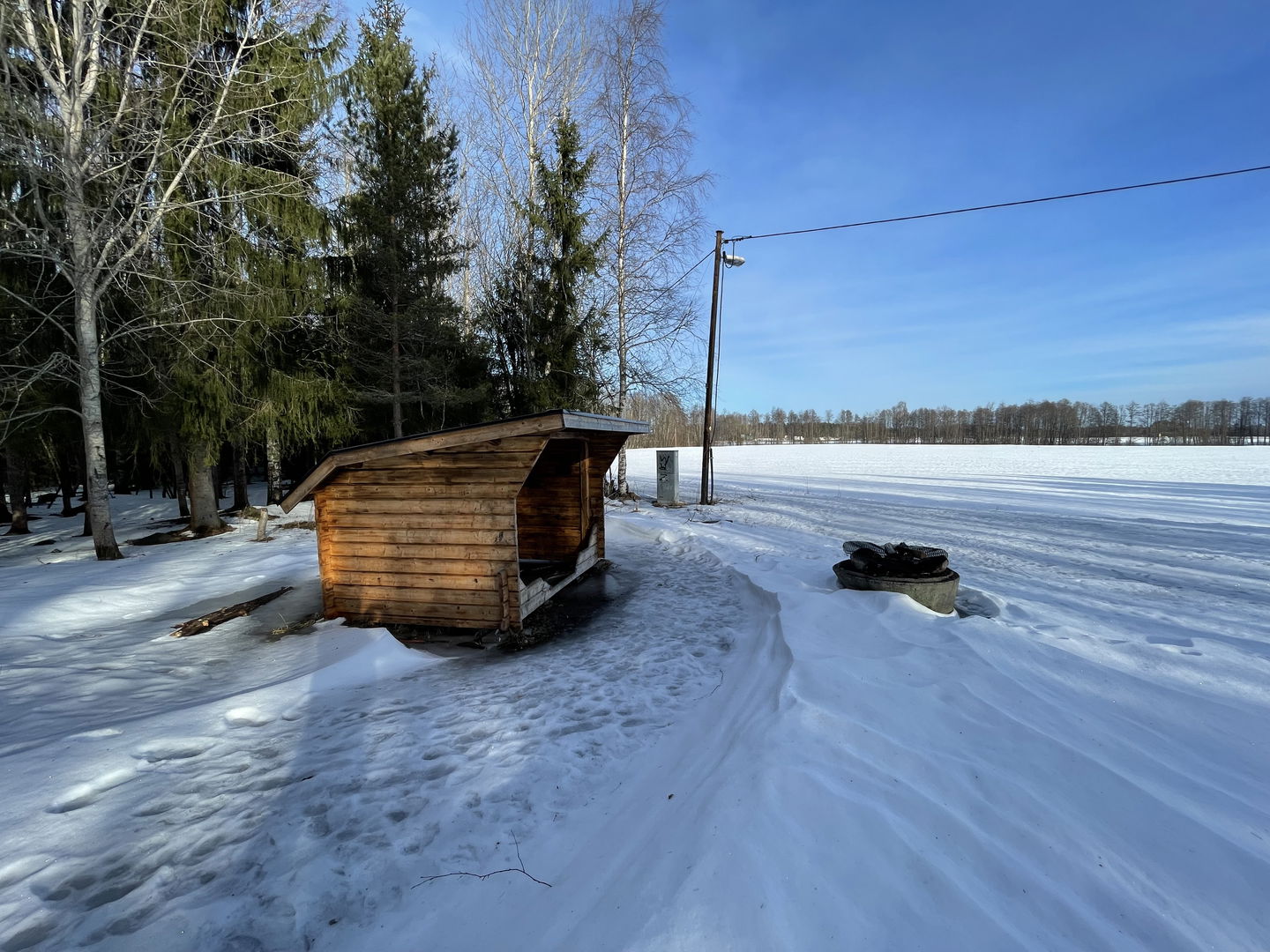 Vindskydd med snö runt omkring