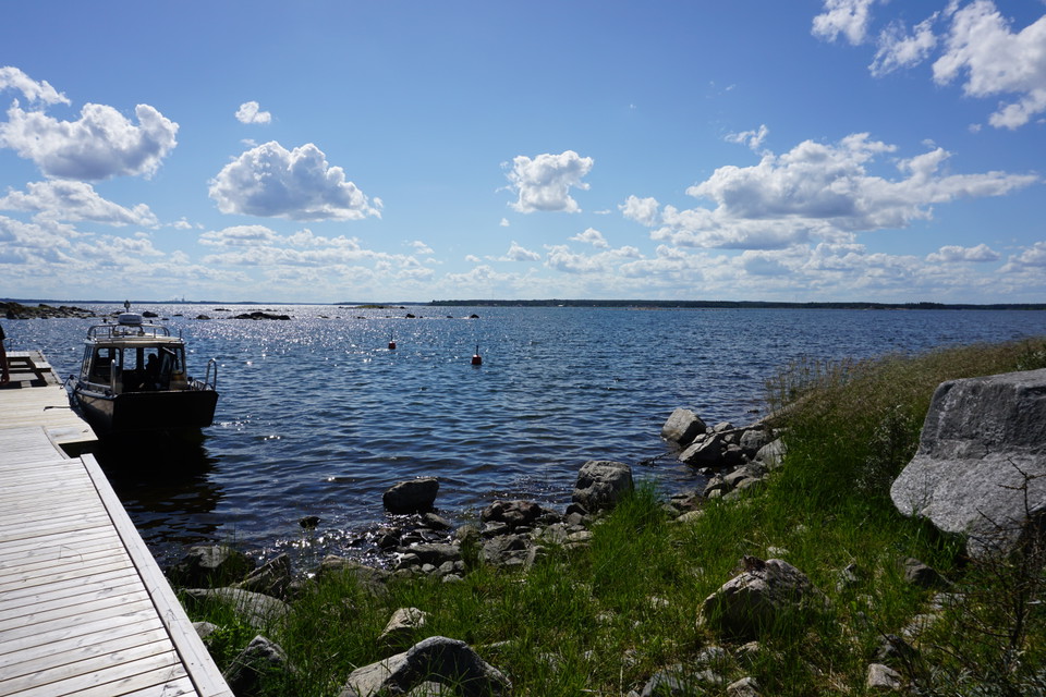 Båt ligger vid gästbrygga vid Vitgrund 
