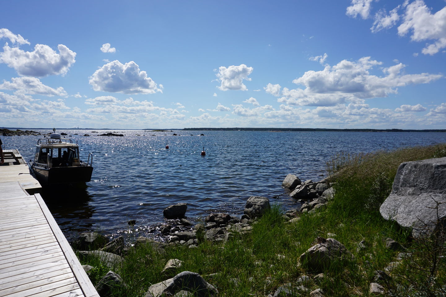 Båt ligger vid gästbrygga vid Vitgrund 