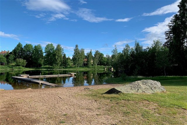 Sandstrand, brygga och stora generösa gräsytor finns vid Kvarnsveden-badet i Alfta.