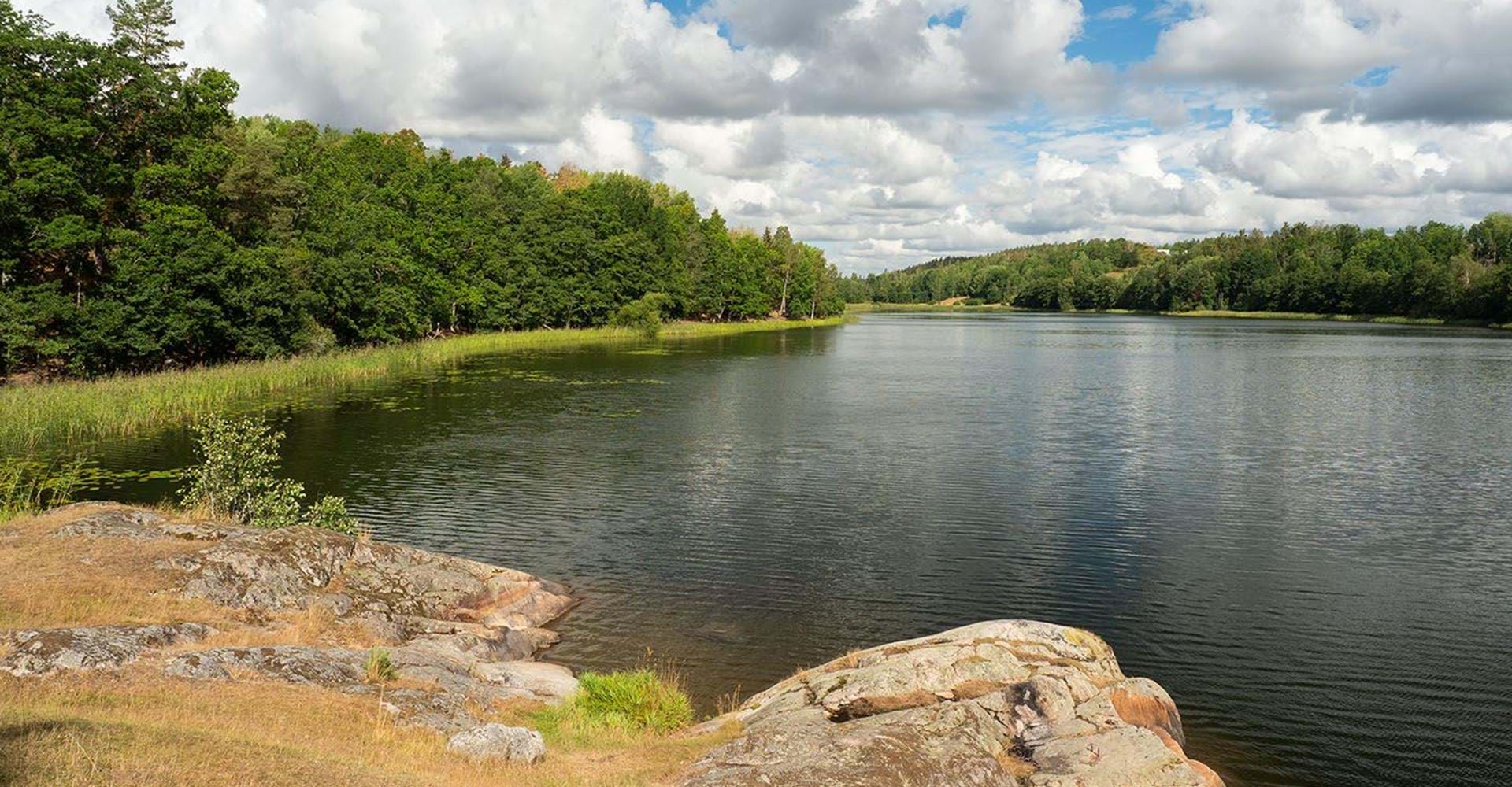 Klippor och utsikt över sjön Byngaren vid vindskyddet