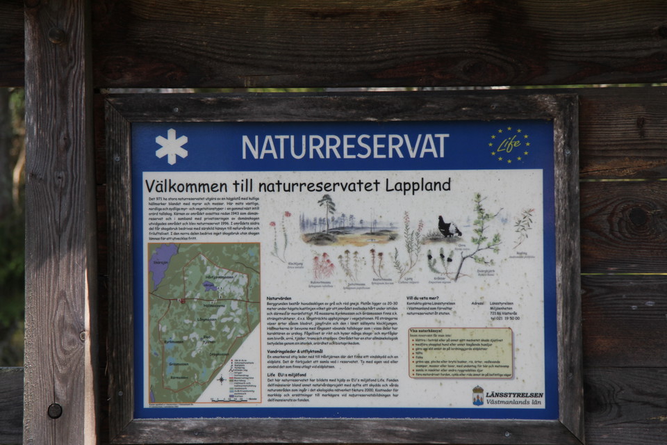 Informationstavla över naturreservatet.