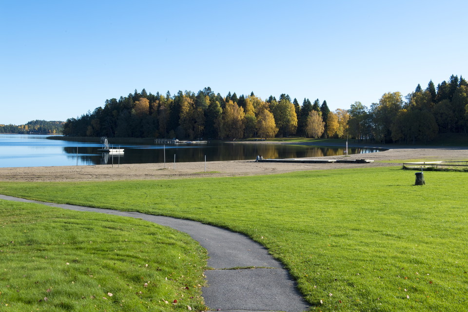 Farstanäs badstrand vid campingen är välskött och populär.