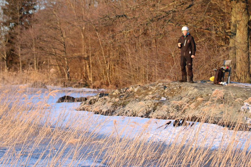 En person har tagit en fikapaus på en klippa med en bänk.