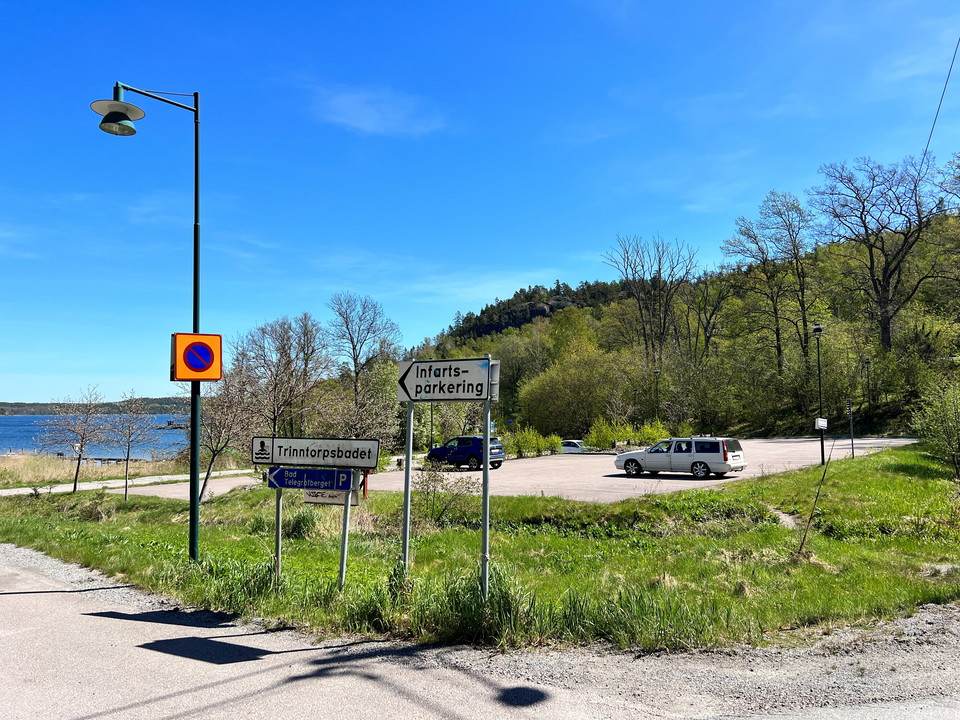 Parkeringen sätt från infarten