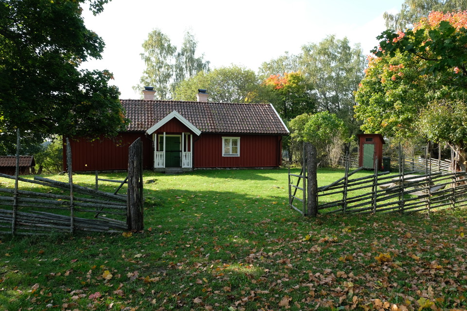 Mora torp och hagmarken omges av gärdesgård.