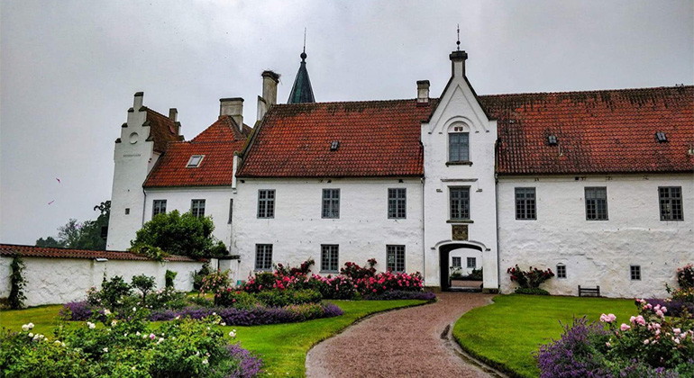 Bosjökloster, ett stenkast från reservatet.